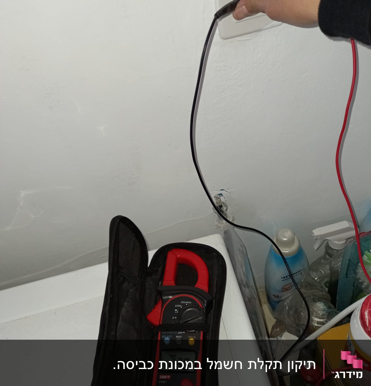 מד מתח מחובר לשקע חשמלי עם תצוגה דיגיטלית